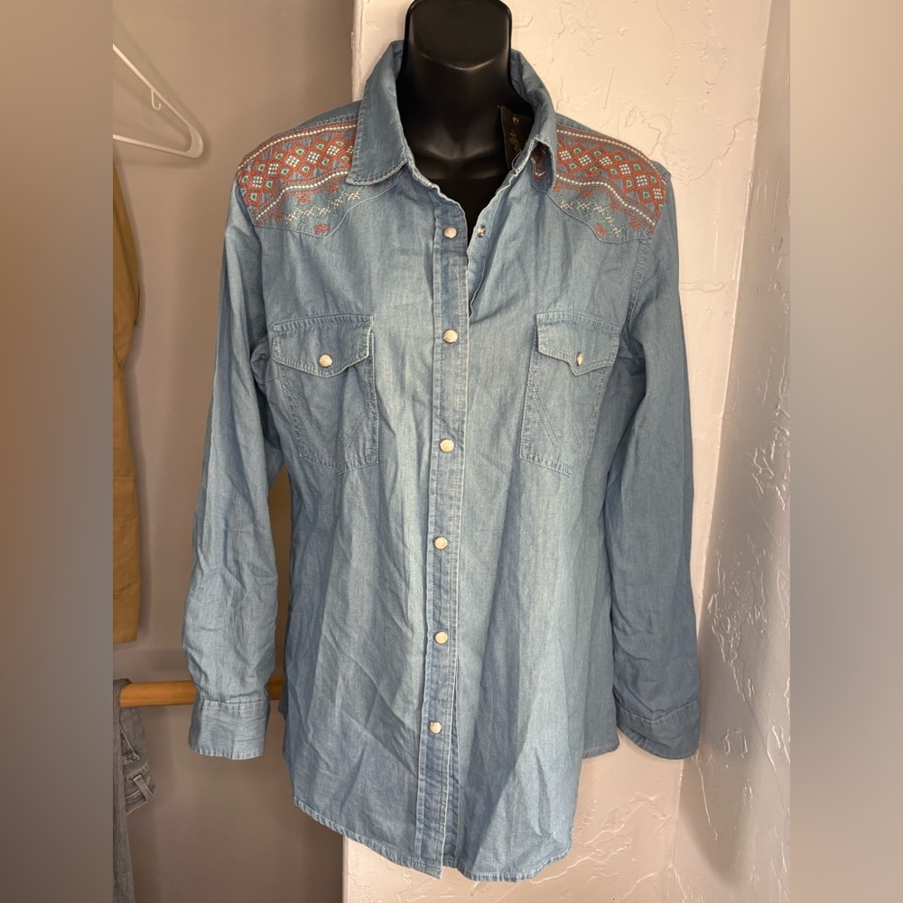 Wrangler Retro NWT Light Blue embroidered denim button down Shirt sz small